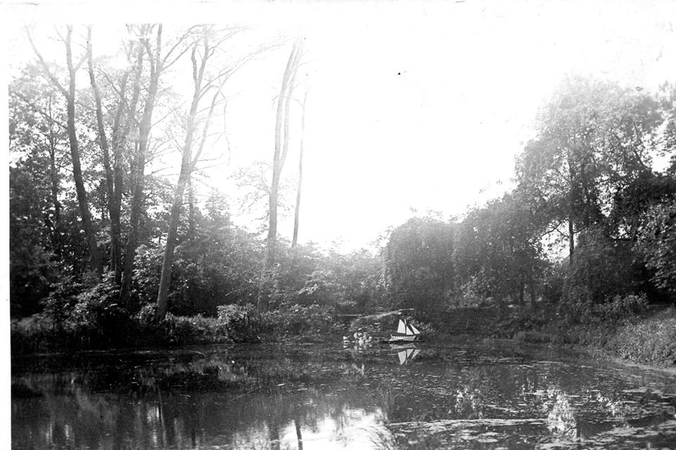 Rudki-ok-1930-staw-w-parku-w-Rudkach.-Na-stawie-okręcik-zbudowany-przez-Piotra-Potworowskiego